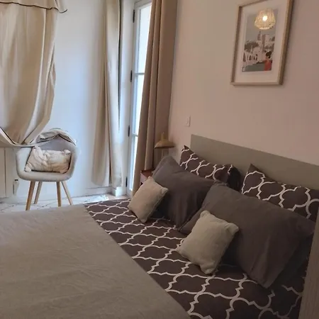 Pedestrian Area, Charming, 4 Persons Appartement Avignon